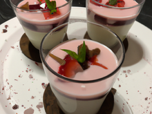 Dessert aux fraises, chocolat blanc et gelée de cassis