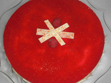 Gâteau à l'avocat et son glaçage framboises