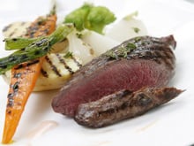 Merlan grillé aux petits légumes, crème d'ail rose