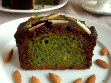 Cake au thé vert, chocolat et amandes
