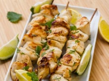Brochettes de poulet marinées à l'huile d'olive et au citron