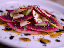 Carpaccio de pommes et sirop de fraise à la violette
