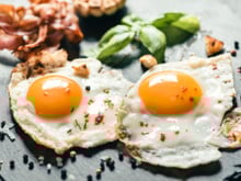 Fini le jaune trop cuit et le blanc pas assez, ce chef dévoile La technique pour cuire un œuf au plat parfaitement