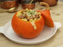 Cette recette de potimarron farci aux coquillettes et à la cancoillotte va faire fondre les amateurs de fromage