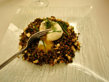 Salade de lentilles au merlu et au curry, œuf mollet