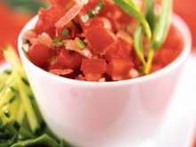 Tartare de Tomates de France, Concombre de France et pignons de pin, vinaigrette à l'huile de noisettes