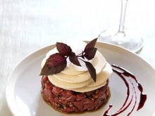 Tartare de canard au couteau, pétales de champignons