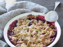 Crumble aux quetsches et aux pignons de pin