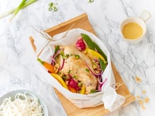 Papillote de lapin à la citronnelle et aux petits légumes primeurs, sauce coco - curry