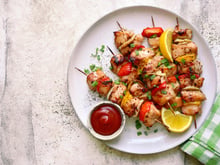 Oubliez les blancs de poulet secs : le secret pour des brochettes ultra-moelleuses cet été