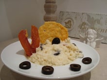 Risotto au parmesan et olives noires accompagné de ses chips de parmesan et de jambon cru