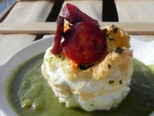 Œuf en neige, cœur coulant sur mousseline verte, chips de chorizo