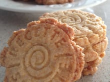 Les petits biscuits sablés à la noix de coco et à la cannelle