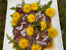 Carpaccio de bœuf sur lit de pissenlits chauds