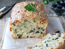 Un apéritif de dernière minute ? Voici notre recette de cake salé au jambon, fromage et olives !