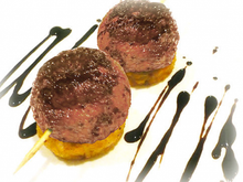 Boulettes de bœuf façon brochette, charlotte en galettes, sauce au Porto sur une réduction balsamique des sucs de cuisson
