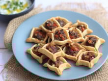 Connaissez-vous les sfiha, ces délicieuses mini pizzas libanaises à la viande hachée ? Voici comment les réaliser !