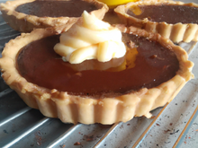 Crème tendre de chocolat en tartelette et ses quelques gouttes de crème safranée