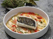 Filet de loup confit à l'huile d'olive et au sel de Camargue aromatisé farigoulette, tian de légumes