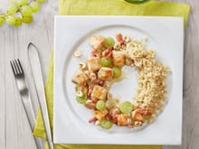 Filets  de lapin sautés au raisin, lardons et noisettes