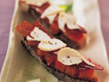 Mouillette de jambon cru cinta senese, abricots et copeaux de Picodon