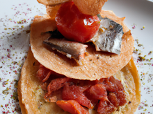 Filet de rouget et tomate séchée sur un blinis au pistou, et tuile de parmesan