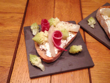 Tartine de fromage frais aux noix, romanesco, topinambour & viande des grisons
