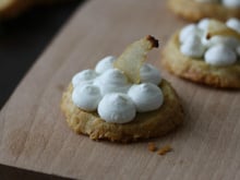 Sablés au Roquefort, sa Chantilly et sa Chips de Poire