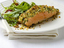 Saumon de Norvège rose en croûte de parmesan sur lit de crème légumes verts et œufs de cabillaud de Norvège