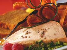 Foie Gras en croûte de pistaches vertes et son bouquet de pain d'épices et de légumes croustillants, marmelade douce d'oranges sur toasts fondants aux épices