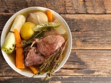 La recette du pot-au-feu de Cyril Lignac dans Tous en cuisine, idéale quand les températures chutent