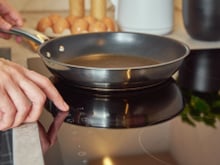 C’est le secret des chefs et il va vous changer la vie : voici comment faire pour que les aliments n’attachent jamais dans la poêle