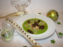 Etoile de raviole au foie gras et morilles sur velouté de petits pois frais