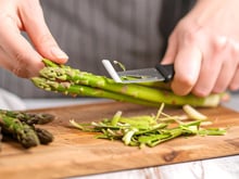 Anti-gaspi : que faire avec les épluchures d'asperges ?