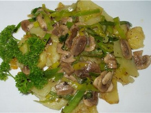 La pomme de terre avec les champignons