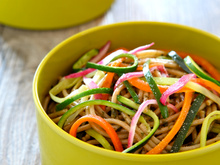 Spaghettis à l'épeautre et filaments de légumes