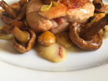 Chapon farci au foie gras, aux girolles et au grand marnier