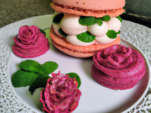 Macaron géant aux framboises et à la chantilly au basilic
