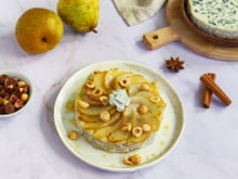 Fourme-dessert aux poires caramélisées au miel et noisettes