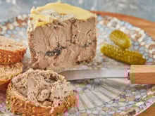 “Un super plat de fête” : Cyril Lignac dévoile sa recette de parfait de foies de volaille et l’accompagnement qui va la sublimer