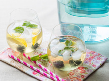 Thé vert glacé aux fruits rouges et menthe fraîche