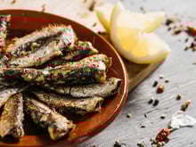 Comment recevoir avec moins de 5 € ? Nos 3 recettes à base de sardines en boite pour l'apéritif !