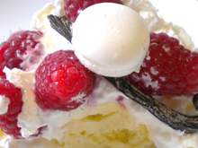 Vacherin, glace à la vanille maison et coulis de framboises