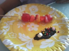 Brochettes fruits et bonbons