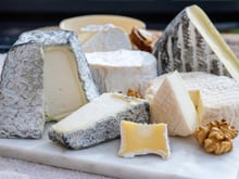 Après les œufs, ce fromage pourrait se faire rare en rayon : on vous explique pourquoi