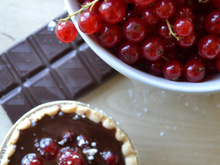 Tartelettes au chocolat noir et groseilles