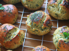 Petits Pains Briochés à la fêta et aux herbes