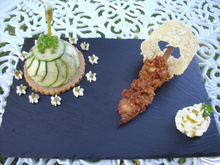 Charlotte verte au Chavroux, brochette de poulet en chapelure de cacahuètes