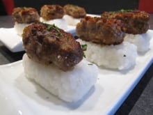 Sushis aux boulettes de bœuf caramélisées