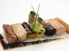 Carré de porcelet rôti laqué, boudin noir, échine en salade